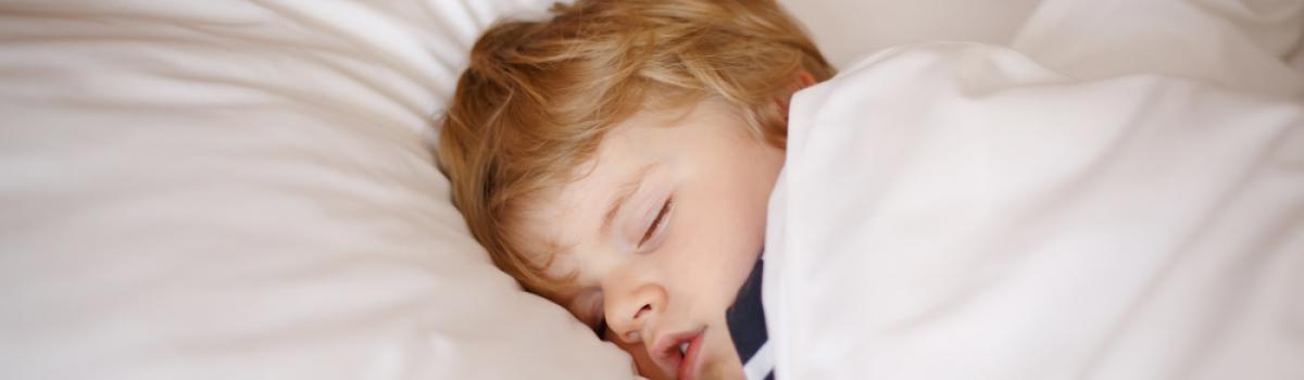 Hvorfor dykker iltmætningen, når min søn sover?